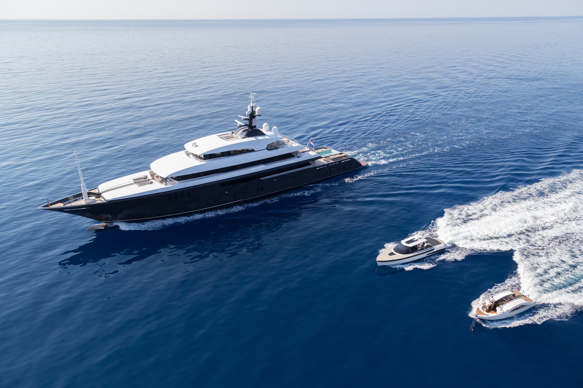 Die griechische Geschichte vom Wasser aus erkunden mit Yachtcharter in Griechenland