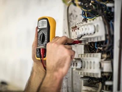 Welche Dokumentation ist bei der Prüfung ortsfester elektrischer Anlagen erforderlich?